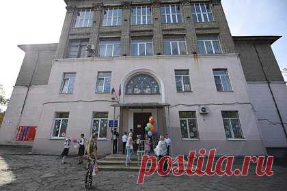 В российском городе территорию школы обвесили цепями ради безопасности детей. В Копейске Челябинской области калитки двух школ обвесили цепями. В мэрии города это решение мерами безопасности. Речь идет о МОУ «СОШ № 1» и «СОШ № 43». В одной из них дополнительную калитку заблокировали для ограничения движения посторонних лиц по территории, в другой — чтобы дети не упали в канаву.