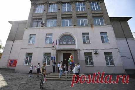 В российском городе территорию школы обвесили цепями ради безопасности детей. В Копейске Челябинской области калитки двух школ обвесили цепями. В мэрии города это решение мерами безопасности. Речь идет о МОУ «СОШ № 1» и «СОШ № 43». В одной из них дополнительную калитку заблокировали для ограничения движения посторонних лиц по территории, в другой — чтобы дети не упали в канаву.