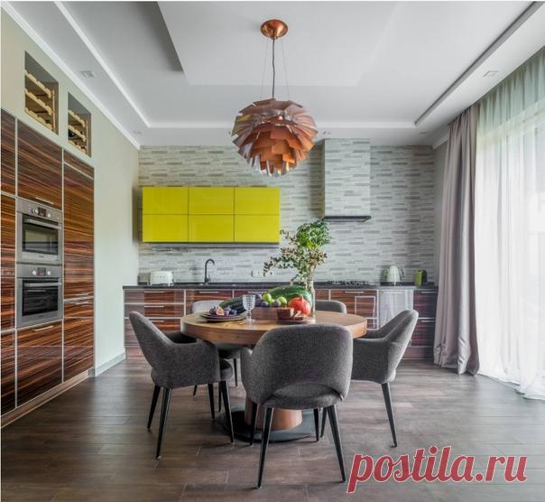 Угловая кухня в современном стиле с плоскими фасадами, темными деревянными фасадами