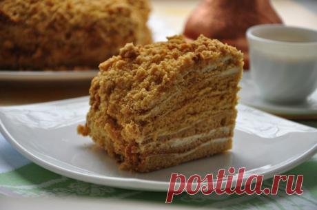 Медовик &quot;Шифоновый&quot; Ингредиенты Тесто: -Мука - 3 ст. -Яйцо - 4 шт -Масло сливочное - 300 г -Сахар - 1 ст. -Сода - 2 ч.л. -Мед - 4 ст.л. Крем: -Сметана - 500 г -Сахар - 0,5 ст. -Ванилин - 0,5 упак. Приготовление: На медленном огне доводим до кипения масло, мед и сахар. Как только смесь закипела, добавляем соду, перемешиваем и выключаем огонь. Получилась пышная пенистая масса. После того, как смесь немного остыла, вводим по одному яйца, затем муку. Замешиваем густое вязкое тесто. Тесто…