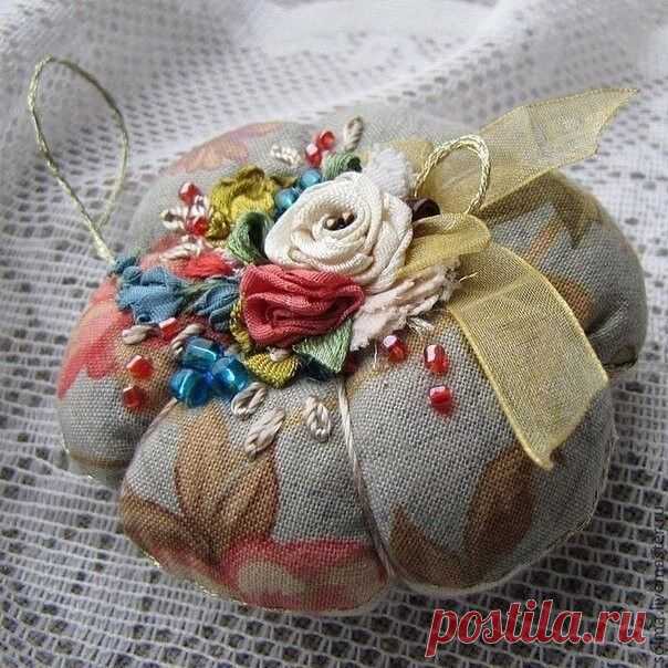 Игольницы, украшенные вышивкой лентами: идеи для вдохновения — DIYIdeas