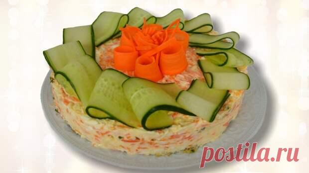 Кабачковый торт с начинкой - Узнал сам расскажи другому все самое интересное - медиаплатформа МирТесен YouTube 6:09 Приветствую! Предлагаю вашему вниманию рецепт кабачкового тортика с начинкой в своей интерпретацией :)) Для кабачковых коржей нам понадобится: 3 кабачка или цукини, Примерно 50-70 гр. сыра, 2 яйца, мука. (количество муки вы определяете сами. Должна быть такая клейкая, плотная