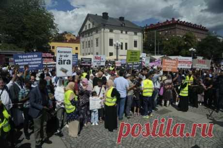 Мусульмане в Стокгольме проводят демонстрацию против сожжения Корана. На площади Медборгарплатсен собралось около четырех тысяч человек.