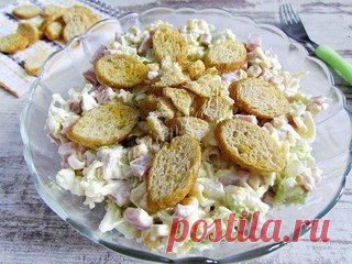 Салат из пекинской капусты с сухариками.