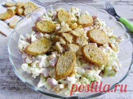 Салат из пекинской капусты с сухариками.