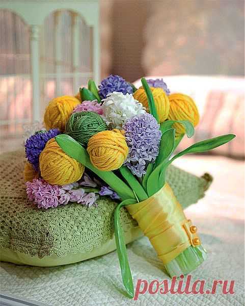 Букет цветов, украшенный небольшими клубочками ниток.  / КлуКлу. Рукоделие - бисероплетение, квиллинг, вышивка крестом, вязание