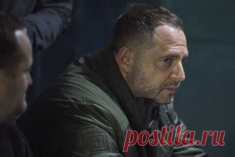 Главу офиса Зеленского заподозрили в создании коррупционной системы на Украине. Глава офиса президента (ОП) Украины Владимира Зеленского Андрей Ермак может украсть финансовую помощь, предоставленную стране Западом. Журналисты также заподозрили Ермака в создании новой коррупционной системы на Украине. По их словам, за время вооруженного конфликта ему удалось заполучить еще больше власти.