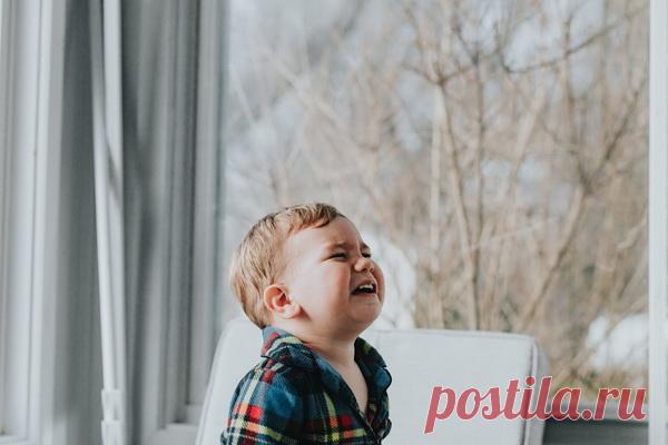 Сейчас большинство из нас безусловно признает потребность ребенка в постоянном успокаивающем физическом и эмоциональном контакте с родителями. Мы осознаем, как сильно на формирование личности ребенка влияет близость со значимыми для него взрослыми. Хотя до сих пор есть те, кто утверждает, что любовь и забота — это хорошо, но личность закладывается в нас генетически.