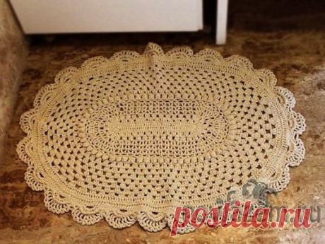 Овальный коврик вязаный крючком, описание и схема по ссылке: https://povjazem.ru/vyazanie-dlya-doma/kovrik-sidushka..