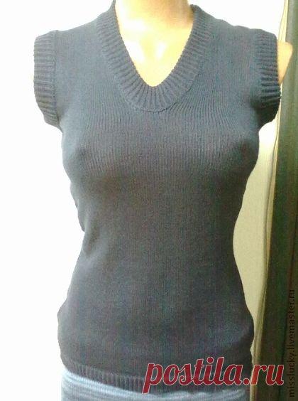 Мягкая, нежная жилетка связана из высококачественной Итальянской полушерстяной пряжи, удобная, классическая модель - подойдет как девочке, так и мальчику, можно носить с блузкой, рубашкой, водолазкой.
На заказ выполню другие размеры и любые цвета, срок изготовления при наличии нужного цвета пряжи - 1 день.