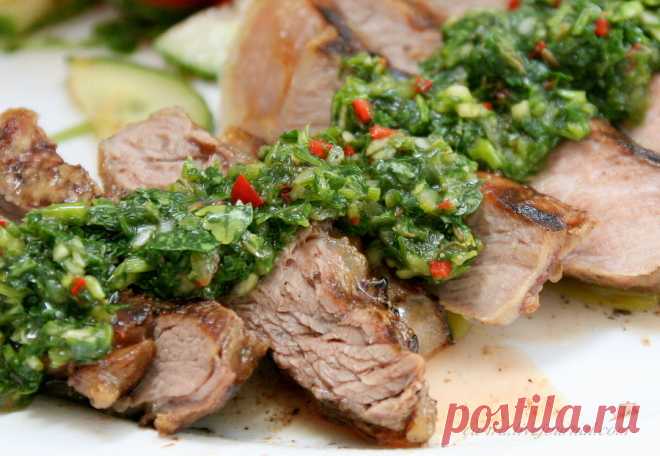 Мясо гриль с соусом чимичурри