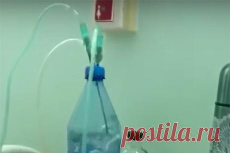 В России медики для подачи кислорода использовали бутылки из-под минералки. Жительница Железногорска заметила, что в городской больнице №51 вместо медицинского оборудования для подачи кислорода используются пластиковые бутылки из-под минеральной воды «Хан-куль». Она обратилась с жалобами в краевой и федеральный Минздрав. В самом медучреждении данную ситуацию пока не комментируют.