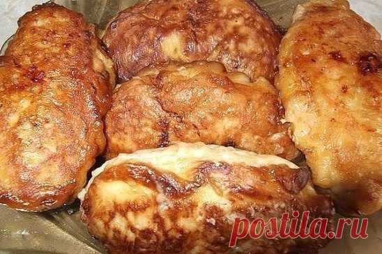 Сочные котлетки «Птичье молоко»
Ингредиенты:
фарш мясной/куриный 500 г
лук репчатый 1 головка
перец черный молотый
хлеб белый
молоко
соль
для начинки:
масло сливочное 100 г
сыр твердый 100 г
яйца 2 шт.
для кляра:
майонез 100 г
яйца 2 шт.
мука 1/2 стакана
сода 1 щепотка
Приготовление:
1 Положить в фарш хлеб, замоченный в молоке и мелко порезанный лук. 
Посыпать перцем, солью, перемешать. Натереть сыр и яйца для начинки. Сделать кляр: взбить яйца и майонез, насыпать муку, соду, перемешать
