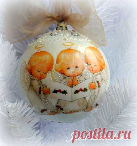 Ногодний шар. Пластик 10см, окрашен, декупаж,контурная роспись