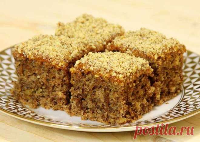 Вкусный постный пирог с орехами и вареньем - очень удачный и бюджетный рецепт. Нежный и на удивление вкусный пирог без молока и яиц из ингредиентов, которые есть в каждом доме.