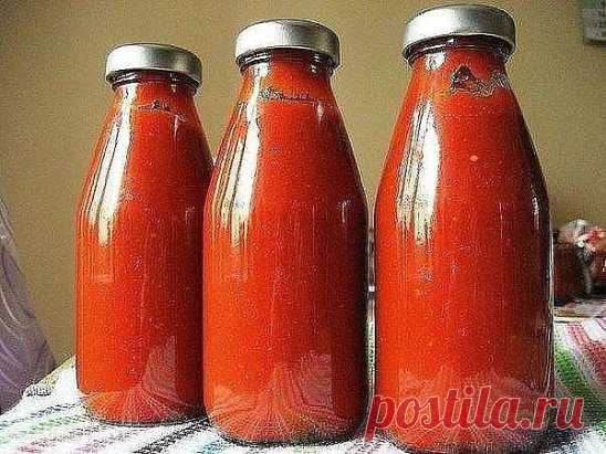 ДОМАШНИЙ КЕТЧУП 
Вкуснее чем из магазина!
ИНГРЕДИЕНТЫ:
● 4 кг помидоров (лучше сливки) 
● 6 крупных луковицы 
● 0,5 кг яблок (лучше кислых) 
● 3 красных сладких перца 
● 2 штуки стручкового горького перца (я добавляю 1/3 перчинки -мне хватает остроты) 
● 5 зубчиков чеснока 
● 10 горошин черного перца (можно душистого) 
● 10 штук лаврового листа 
● 2 ст.ложки соли 
● 1 ч.ложка молотой корицы 
● 1 ч.ложка молотого черного перца 
● 300 грамм сахара 
● 70 грамм 9% уксуса 
ПРИГ...