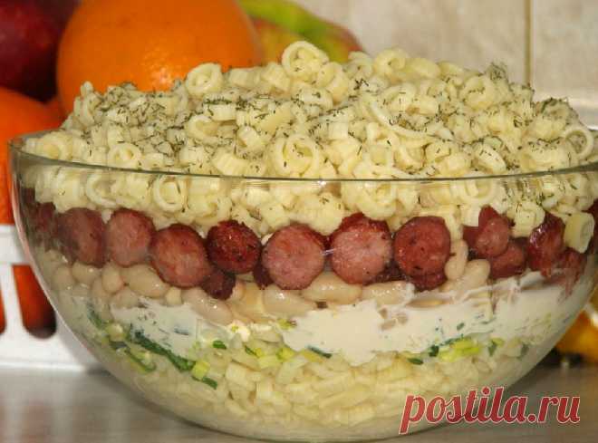 Салат с колбасой и фасолью — Кулинарный Рай
 Салат с копченой жареной колбасой, белой консервированной фасолью, макаронами, сыром и майонезом.
