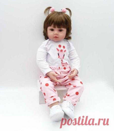 Кукла реборн девочка с мягконабивным телом невероятно милая.У куклы красивое детское личико, равномерный цвет кожи, карие глаза, длинные ресницы и волосы шоколадного цвета.Очаровательные хвостики…