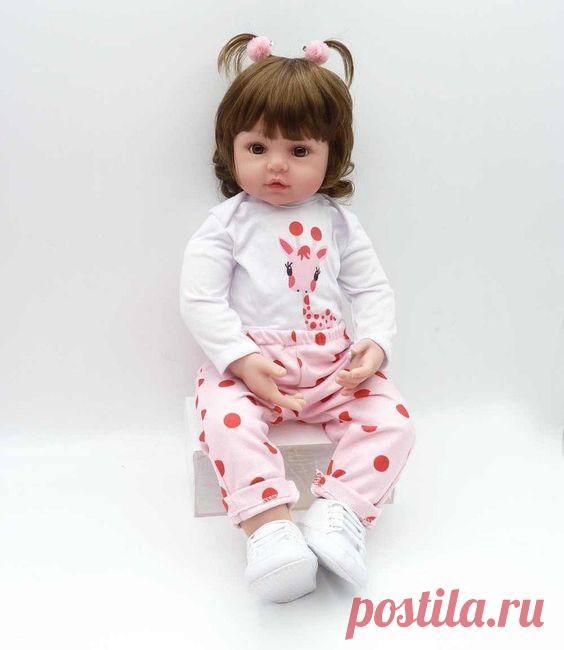 Кукла реборн девочка с мягконабивным телом невероятно милая.У куклы красивое детское личико, равномерный цвет кожи, карие глаза, длинные ресницы и волосы шоколадного цвета.Очаровательные хвостики…