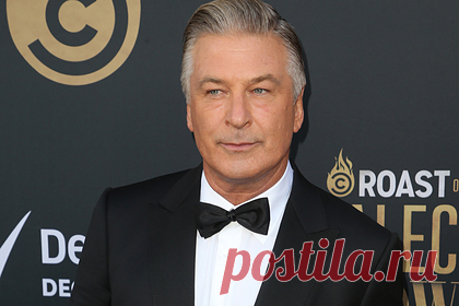 Алек Болдуин вернется в кино после стрельбы на съемочной площадке. Американский актер Алек Болдуин вернется в кино спустя пять месяцев после инцидента со стрельбой на съемочной площадке фильма «Ржавчина». Известно, что артист сыграет в двух итальянских рождественских картинах вместе со своим братом Уильямом. Речь идет о семейных анимационно-игровых комедиях.