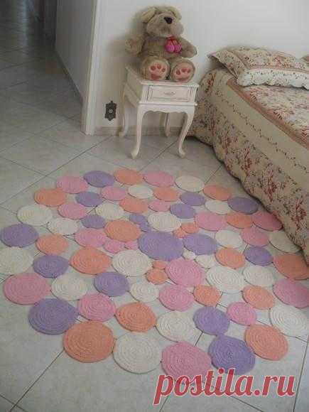 Обалденные коврики из мотивов

Стильные коврики, не правда ли? 
Но на самом деле, связать их совсем не сложно, ведь все гениальное - просто.
Присмотритесь повнимательней и вы увидите, что эти коврики состоят из банальных кругов, связаных крючком. Коврики состоят из маленьких и больших кружков. 
Выбираем подходящую для коврика пряжу и соответствующий номер крючка. 
Цвет можно подобрать любой - под цвет текстиля той комнаты, для которой будет предназначаться этот коврик.

Ка...