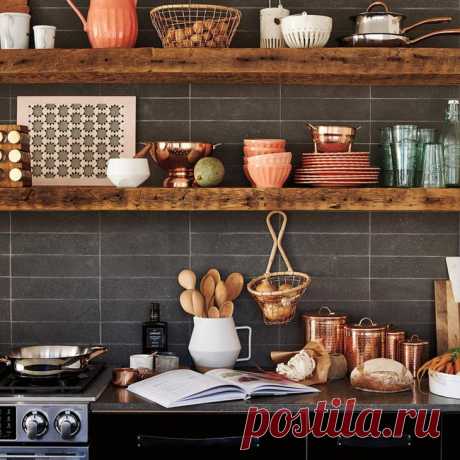 Открытые полки в кухонном интерьере