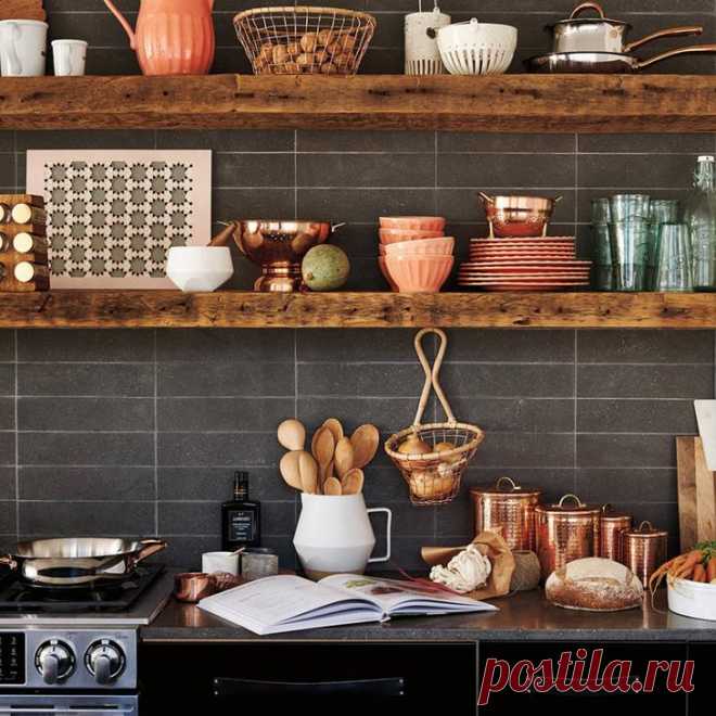 Открытые полки в кухонном интерьере