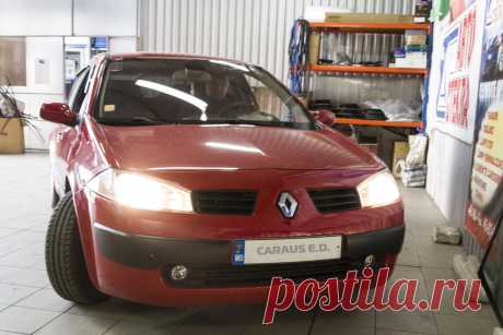 Renault Megane хэтчбэк с установленным лобовым стеклом от Sekurit