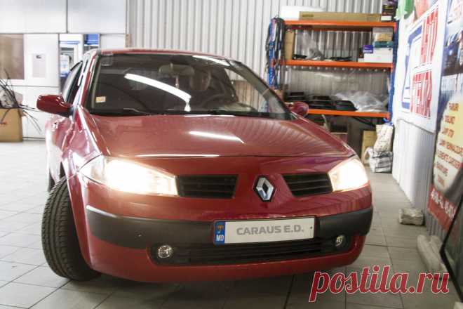 Renault Megane хэтчбэк с установленным лобовым стеклом от Sekurit