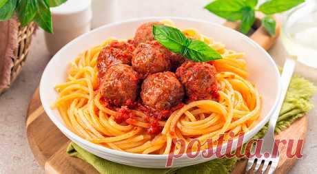 Что приготовить из фарша: 15 рецептов простых и вкусных блюд — читать на Gastronom.ru Часто после напряженного трудового дня так не хочется заступать на вторую смену — к плите. Но не оставлять же членов семьи голодными, правда? Здесь-то и приходит на помощь фарш, с помощью которого можно быстро и без особых хлопот приготовить и вкусны - статья на кулинарном сайте Gastronom.ru