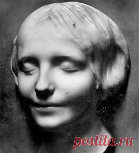 Удивительная история самой знаменитой и самой загадочной в мире утопленницы 








Жила в Париже, после смерти стала легендой, через 60 лет была воскрешена в Норвегии, до сих пор спасает человеческие жизни. Имя её неизвестно.

В 1880-х годах парижский морг на острове Ситэ б…