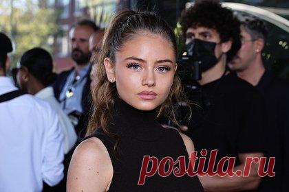 19-летнюю дочь Хайди Клум засняли в купальнике на яхте. Дочь немецкой супермодели, актрисы и телеведущей Хайди Клум Лени Клум попала в объектив папарацци. 19-летнюю манекенщицу засняли на юге Франции на судне ее отца — итальянского бизнесмена Флавио Бриаторе. В качестве пляжного наряда она выбрала купальник изумрудного цвета. В то же время на ее лице отсутствовал макияж.