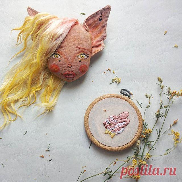 На экспериментировала я с волосами , результат нравится 😊 Моя новая Кися в процессе , на рисовалась и ожила 😍 Зайчик вышился, теперь надо сшить платье и зайчика туда 😊  спасибо тебе Юля @juliymarselovna за идею с тату в ушке, легла как родная 😁 А точки под глазами я подсмотрела у иллюстраторов @audkawa и @annahalarewicz А вы подсматриваете какие нибудь идеи для своих кукол у иллюстраторов к которым неравнодушны?
____________________________________________
#арт#куклару...