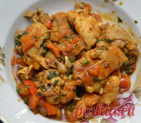Рагу из мяса курицы с помидорами, морковью и сладким перцем 

Игридиенты:- курица, 1 шт- сладкий перец, 1 шт- помидоры среднего размера, 4 шт- репчатый лук среднего размера, 2 шт- морковка, 1 шт- чеснок, 2-3 зубчика- томатная паста, 1-2 столовых ложки- красное…