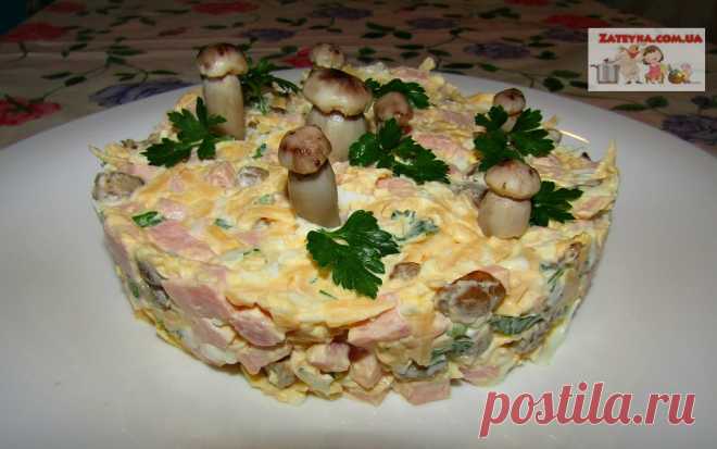Салат с ветчиной, грибами и сыром