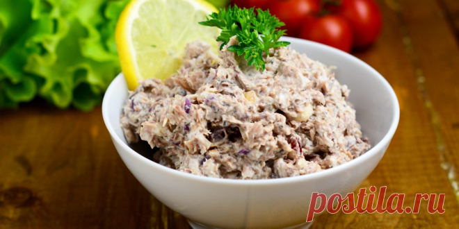 Салат с сайрой и яйцами - Лайфхакер