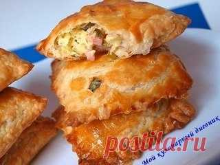 Пирожки из слоеного теста с зеленым луком, сыром и ветчиной
