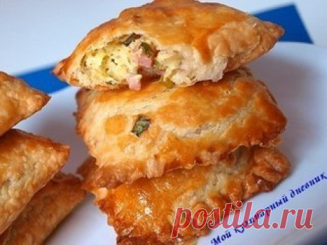 Пирожки из слоеного теста с зеленым луком, сыром и ветчиной