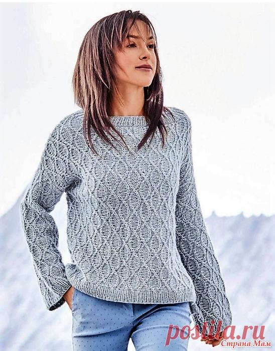 Интересный джемпер с узором из снятых петель на каждый день... и не только. Спицы. Возможно, модель не самая оригинальная. Но вполне практичная, нарядная, и с узором, связанным снятыми петлями.  Хороший вариант на каждый день... и не только.