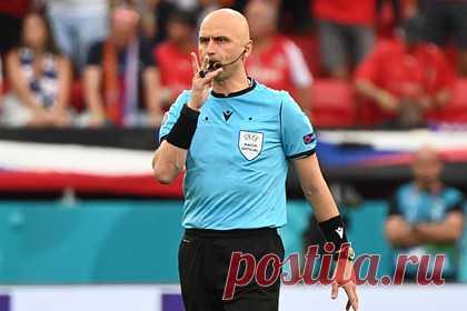 Российский арбитр Карасев ответил на вопрос о любимых клубах и футболистах. Российский футбольный судья Сергей Карасев высказался на тему клубных пристрастий. Рефери признался, что у него нет любимых команд. Он также не стал называть имена футболистов, которые ему нравятся. При этом Карасев подчеркнул, что ему приятно наблюдать за креативными игроками в центре поля.