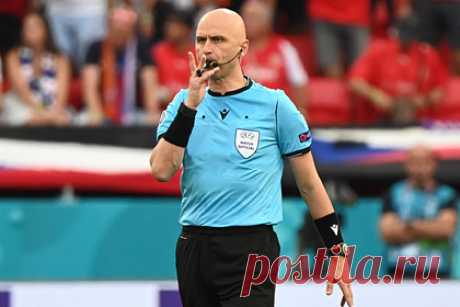 Российский арбитр Карасев ответил на вопрос о любимых клубах и футболистах. Российский футбольный судья Сергей Карасев высказался на тему клубных пристрастий. Рефери признался, что у него нет любимых команд. Он также не стал называть имена футболистов, которые ему нравятся. При этом Карасев подчеркнул, что ему приятно наблюдать за креативными игроками в центре поля.