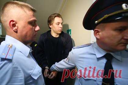 Сжегший Коран Журавель назвал приговор заслуженным. Суд приговорил Никиту Журавеля к 3,5 года колонии за сожжение Корана. Отбывать наказание фигурант будет в колонии общего режима. Осужденный рассказал журналистам, что считает вынесенный ему приговор заслуженным. Об этом пишет ТАСС. 19 мая подсудимый сжег Коран у мечети в Волгограде.