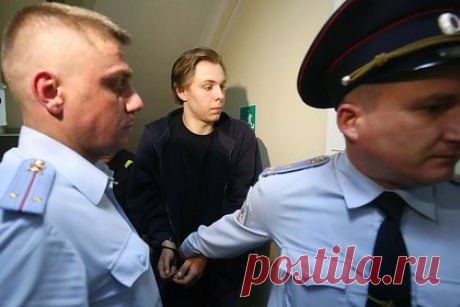 Сжегший Коран Журавель назвал приговор заслуженным. Суд приговорил Никиту Журавеля к 3,5 года колонии за сожжение Корана. Отбывать наказание фигурант будет в колонии общего режима. Осужденный рассказал журналистам, что считает вынесенный ему приговор заслуженным. Об этом пишет ТАСС. 19 мая подсудимый сжег Коран у мечети в Волгограде.