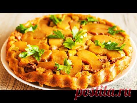 Слоеный пирог с яблоками в карамели и курицей
