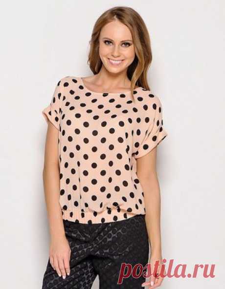 Пошаговое описание: как сшить блузку с коротким рукавом 

Предлагаем самый простой вариант шитья блузы с коротким цельнокроеным рукавом силуэта Т-шот. Именно с этой модели можно начать шить вещи себе самой. Правильно подобрав материал, можно получить изделие на любой сезон. 
Для начала нужно снять мерки и определиться с размером будущей блузки. Для этого определить: 
Показать полностью…