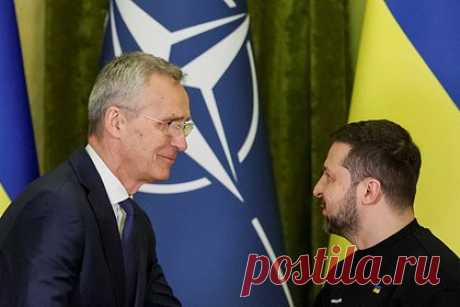 Стало известно о попытках НАТО найти приемлемую форму участия Украины в альянсе. Министры иностранных дел НАТО ищут консенсус по членству Украины перед ежегодной встречей, которая состоится в июле. Как пишет The Wall Street Journal, давление на НАТО с целью предоставления Киеву четких гарантий безопасности растет. В связи с этим руководство альянса пытается найти обходные пути для Украины.