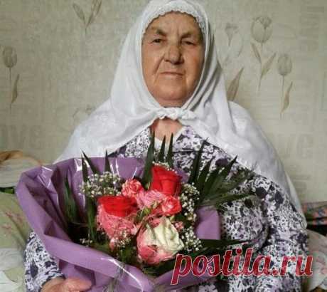 А теперь нам рассказывают небылицы, что в колхозах было крепостное право....
Довоенное и военное детство ничем не отличалось от других сельских ровесников - трудились в колхозе наравне со взрослыми. Когда пришло время, вышла замуж за шахмайкинского парня Ахмета Гарифуллина. Только поженились, и сразу уехали в поисках лучшей жизни почти на край земли - в Кемерово. Ахмет работал шахтером, но жилищные условия  были неважные - шахтерские семьи в бараке. С рождением дочки Минне...