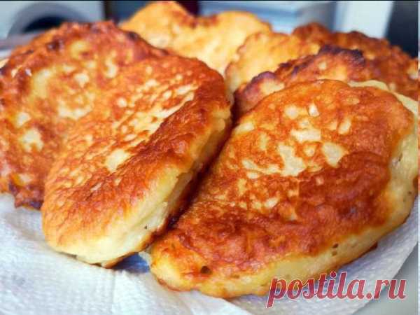 Пышные оладьи с яблоками. Роскошное угощение из простых продуктов
За счет добавления в тесто яблока, они приобретают неповторимый вкус и аромат. Их вкусно подавать в горячем виде со сметаной или несладким йогуртом. Да и просто так они разлетаются на ура!
Продукты:
кефир — 1 стакан
мука — 8 ст. л. (с горкой)
яйца — 2 шт.
сахар — 2 ст. л.
яблоко — 1 шт.
сода — 0,5 ч. л.
соль — 0,5 ч. л.
масло растительное — для жарки
Готовим:
1. Кефир немного подогреваем до теплого состояния...