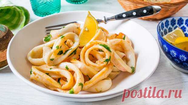 Жареный кальмар с чесноком в греческом стиле - БУДЕТ ВКУСНО! - медиаплатформа МирТесен Приготовление вкусного ужина - это совсем не обязательно часовая возня у плиты с долгой подготовкой ингредиентов. Хороший ужин можно приготовить и за 20 минут. Главное - выбрать правильный ингредиент и подходящий рецепт. Вот, например, кальмар. Готовится очень быстро, особенно если купить уже