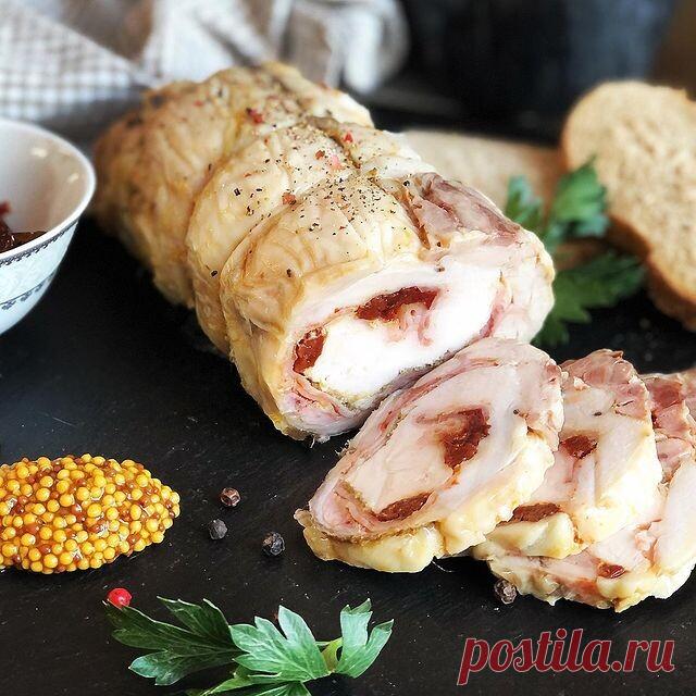 Куриный рулет 🤤 
Процесс приготовления не такой сложный, как вам, возможно, покажется, но приготовив это раз- уверяю, вам не захочется покупать никакие химозные колбасы  
Время приготовления 1час 20 минут, из которых 55 мин рулет будет находится в духовке 
 
Сохраняйте 
 
Курица бройлерная от 1.200-1,700 кг 
Помидоры вяленые шт 10; 
Соус песто 1-2 ст; 
Чеснок 2-3 зубчика; 
Паприка 2 чл; 
Соль 1-2 чл; 
Перец чёрный; 
 
Кулинарная нить, пергамент, фольга 
 
Курицу ра...